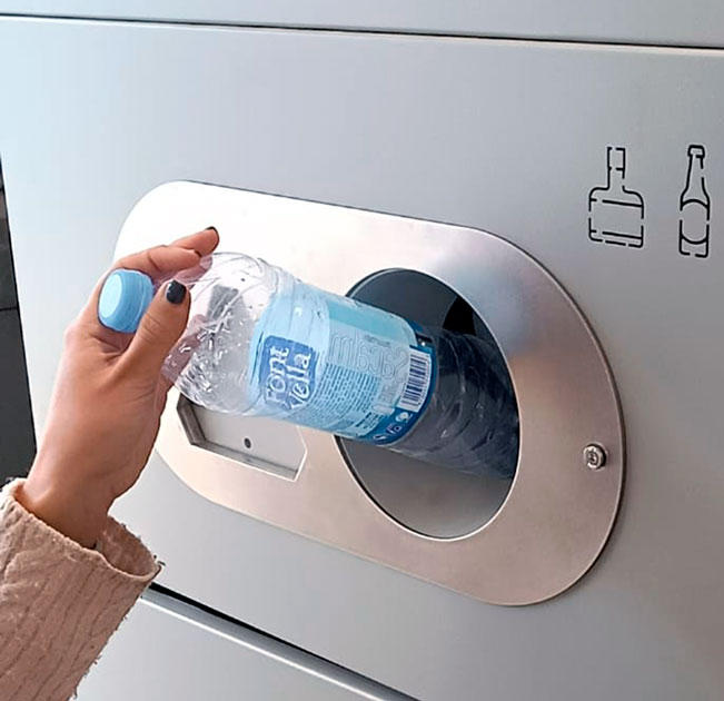 RecySmart_Recycling_Action_Bottle_Watter