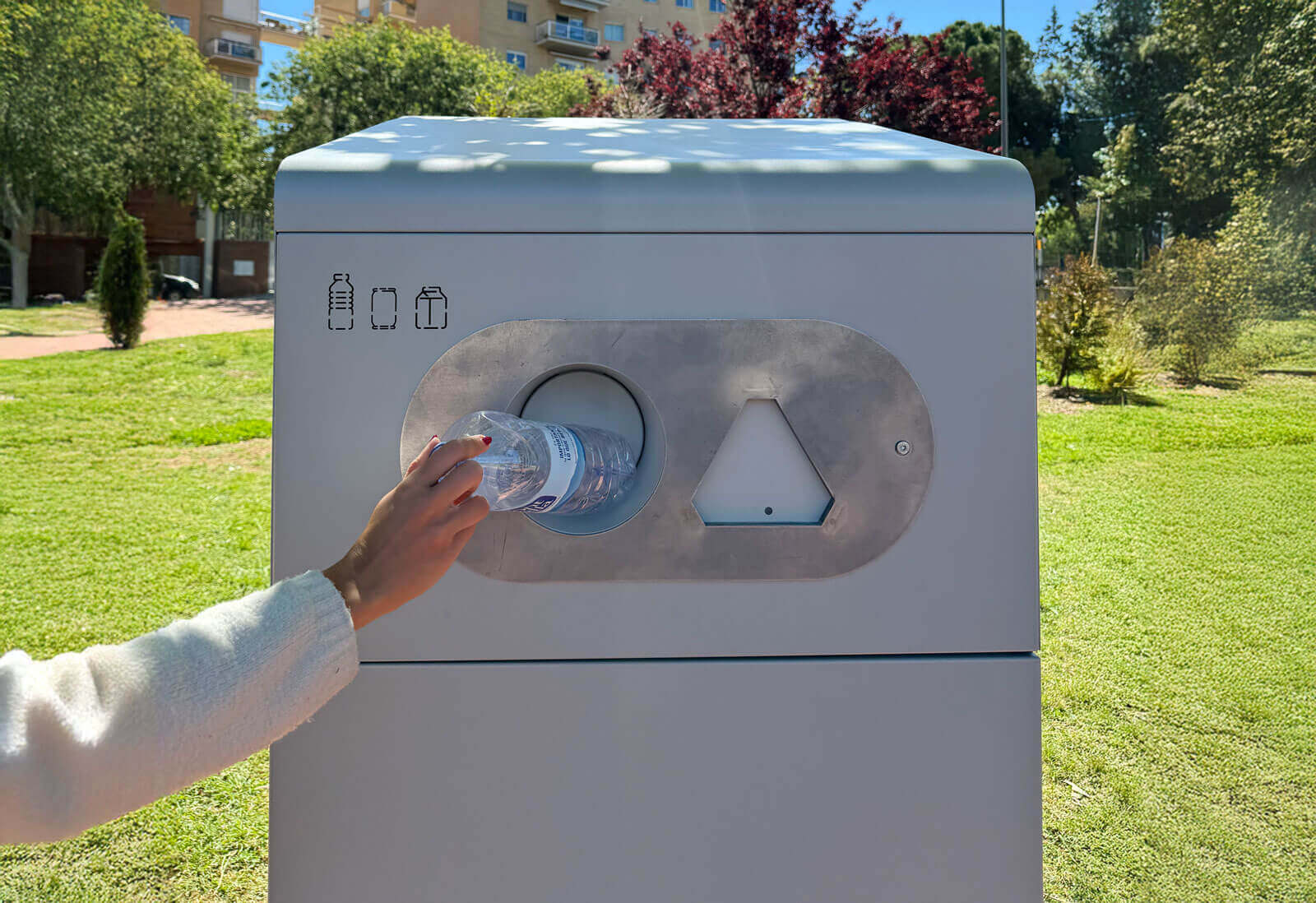 candacandam-recysmart-bin-in-use